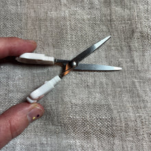 Load image into Gallery viewer, Cat Paw Scissor Snips
